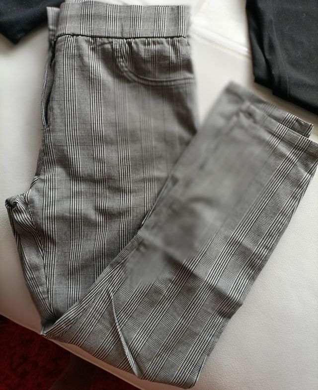 3 PANTALONES ; DOS NEGRO Y OTRO GRIS