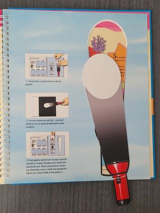 Libro en rumano con linterna