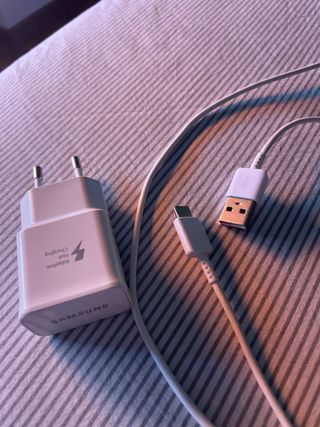 Cargador móvil clavija tipo C carga rápida