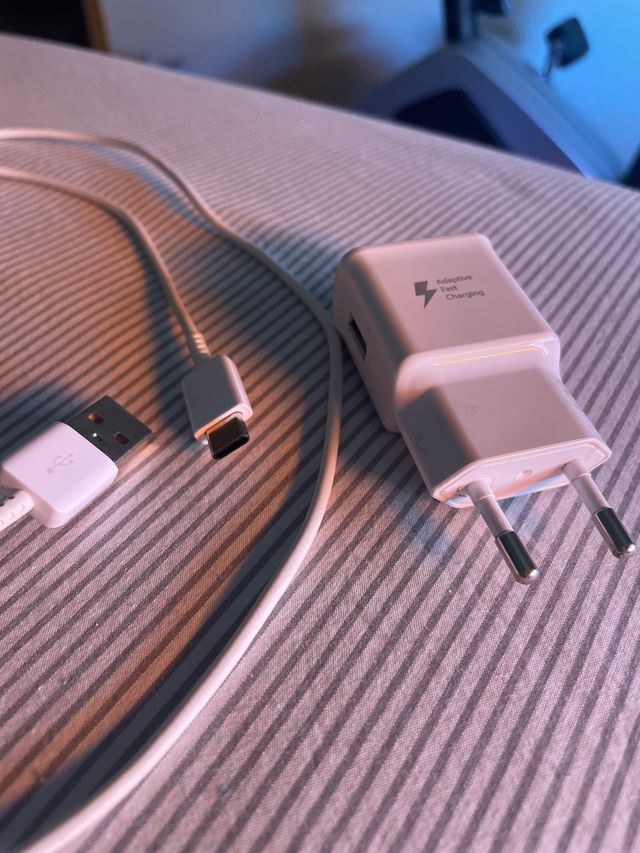 Cargador móvil clavija tipo C carga rápida