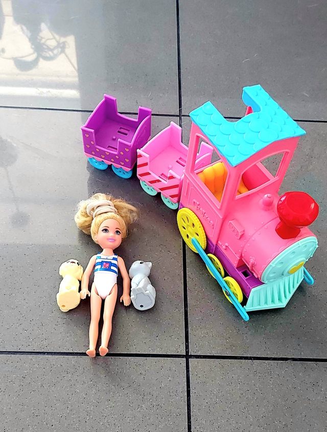 Chelsea y su tren de mascotas