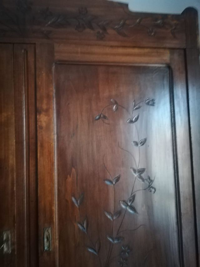 Armadio antico in legno