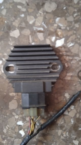 CDI y Regulador Corriente Honda Dylan 150. Carbura
