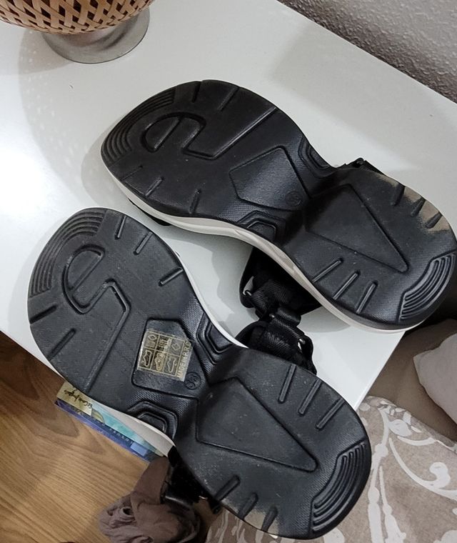 Sandalias negras nuevas