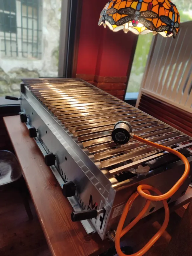 PARRILLA BARBACOA A GAS Y PIEDRA VOLCÁNICA 120 CMS