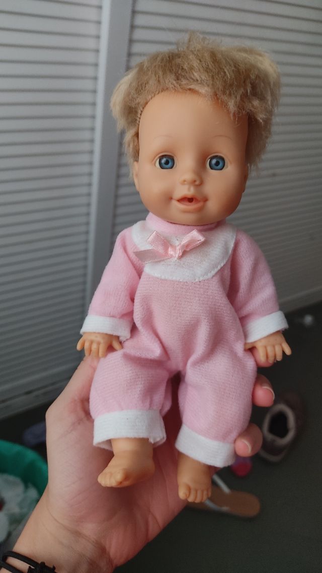 Muñeca pequeña con traje rosa