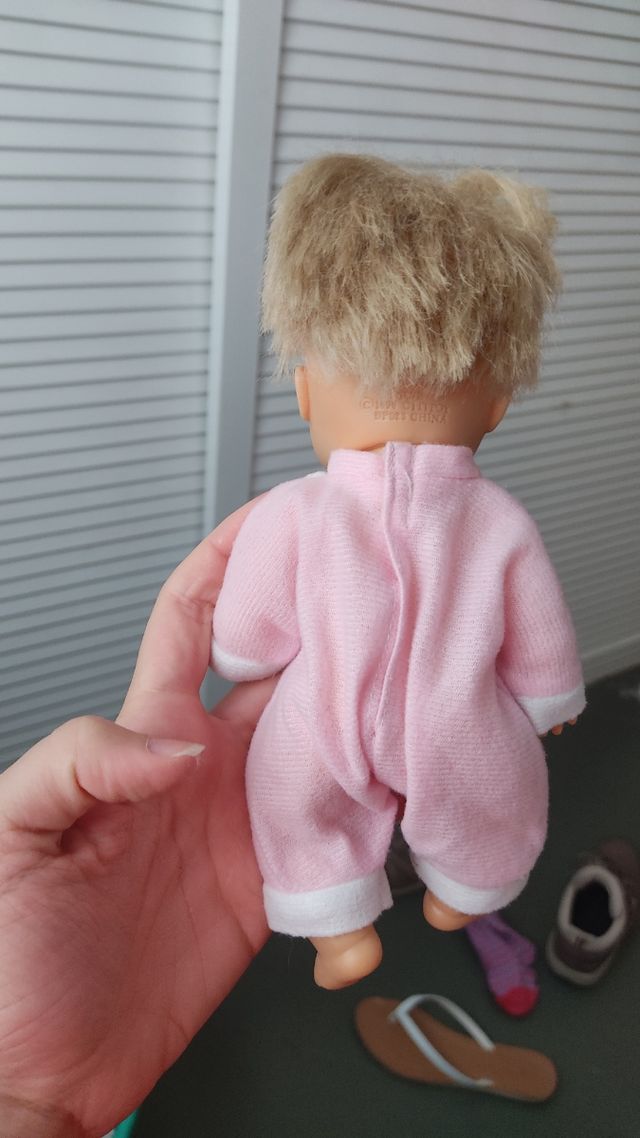 Muñeca pequeña con traje rosa