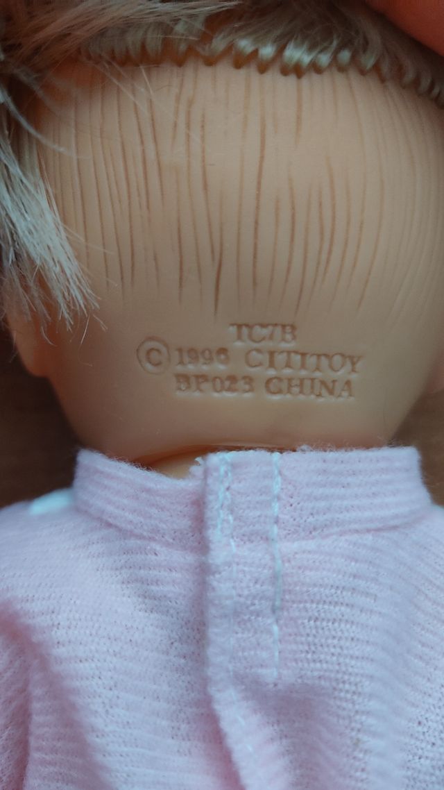 Muñeca pequeña con traje rosa