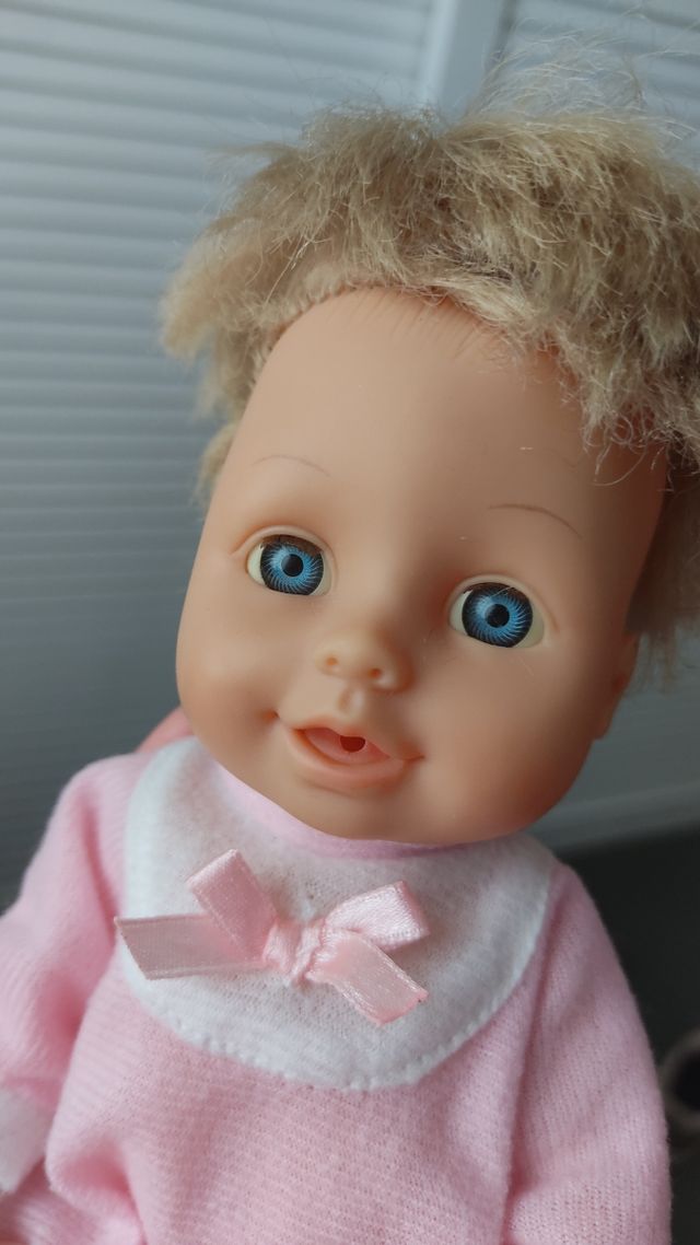 Muñeca pequeña con traje rosa