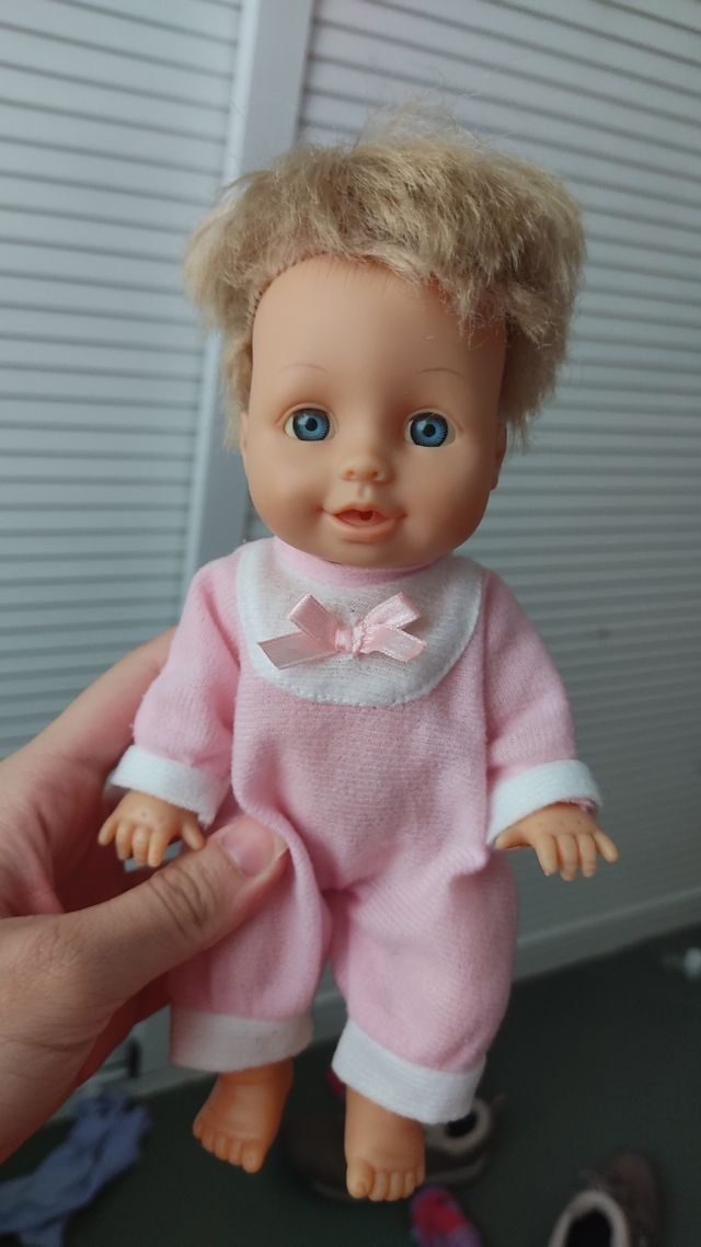 Muñeca pequeña con traje rosa