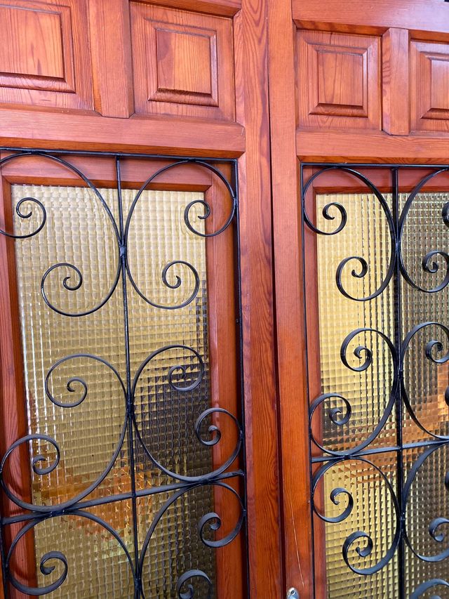 PUERTA DOBLE DE MADERA MACIZA, CRISTAL Y FORJA