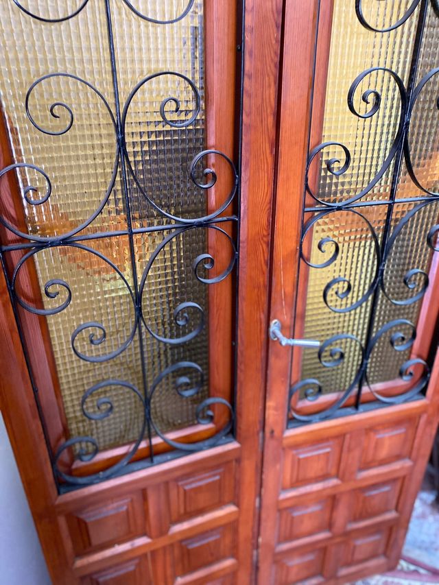 PUERTA DOBLE DE MADERA MACIZA, CRISTAL Y FORJA