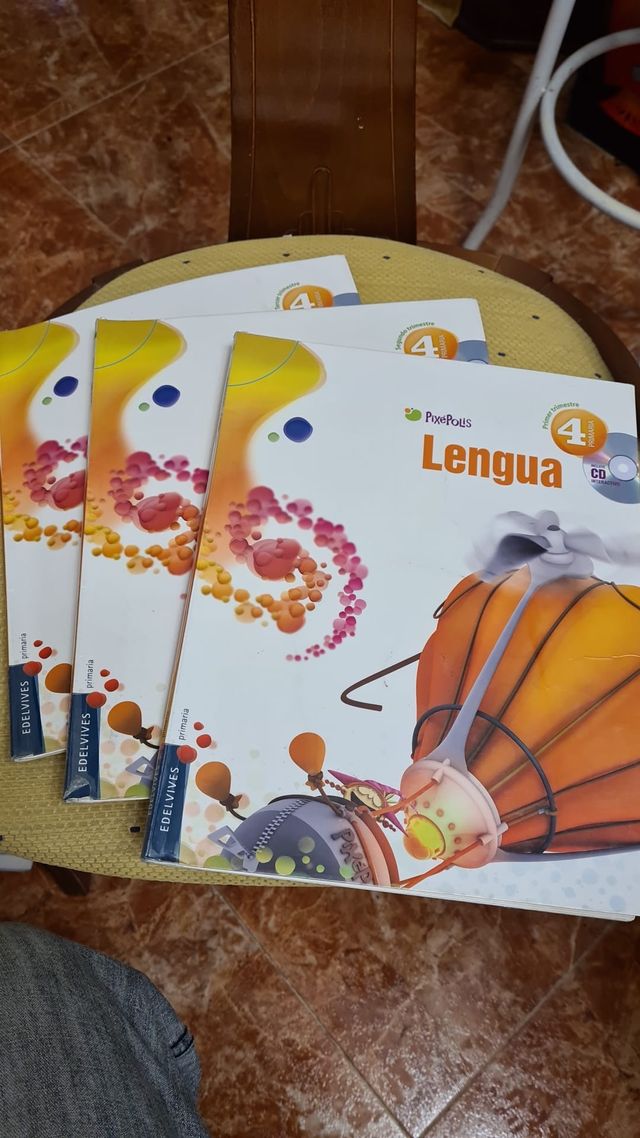 REGALO Libros de texto: varios libros sueltos.