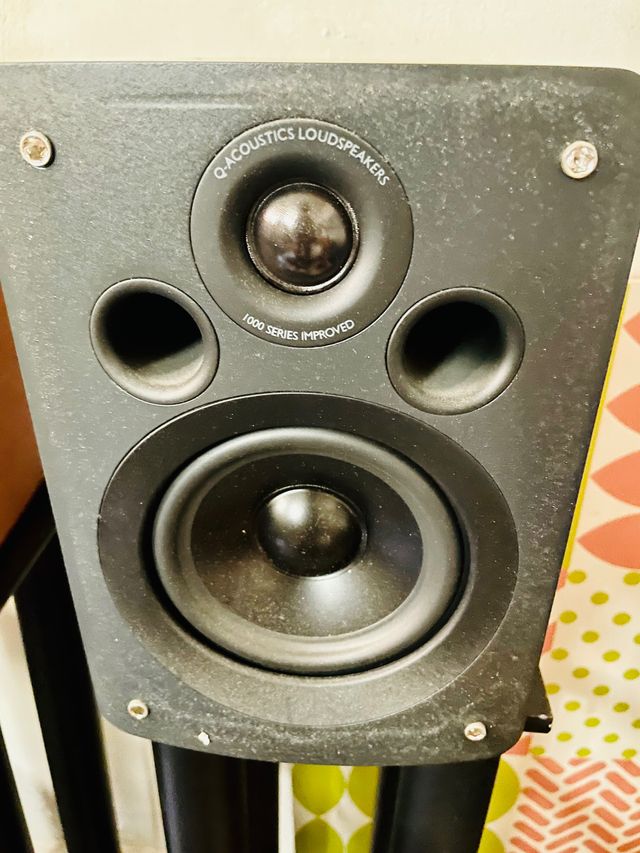 ALTAVOCES Q ACOUSTIC 1020 EN MADERA + SOPORTES
