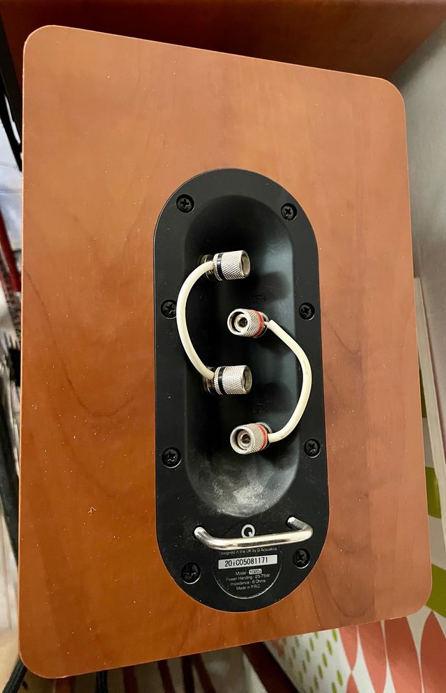 ALTAVOCES Q ACOUSTIC 1020 EN MADERA + SOPORTES