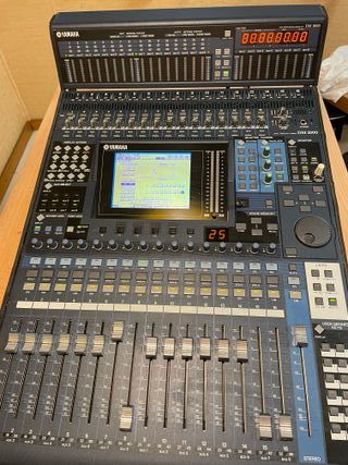 Mesa de mezclas digital Yamaha DM1000