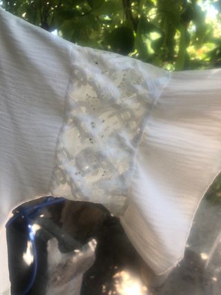 Blusa blanca con mangas encaje