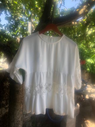 Blusa blanca con mangas encaje