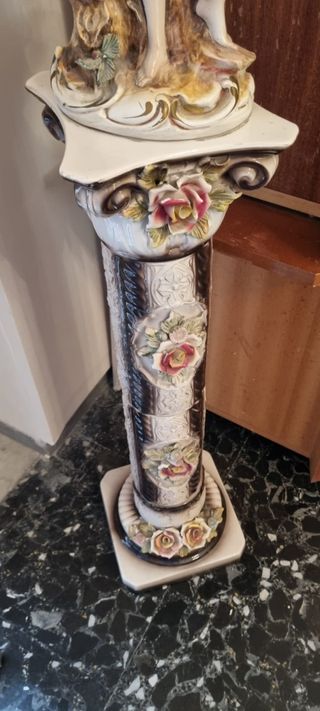 Colonna e scultura donna in marmo