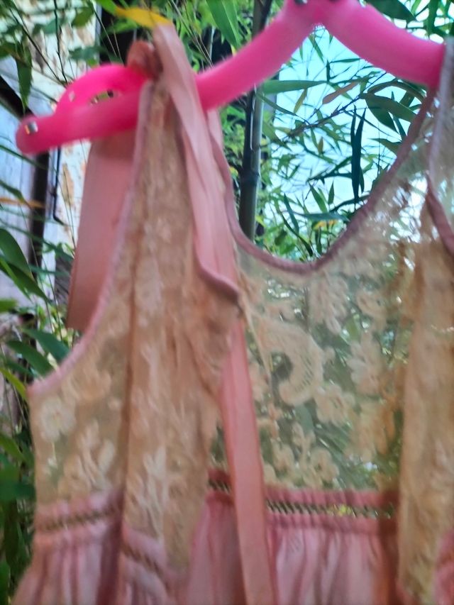 Vestido de bebé, seda bordada, años 20.