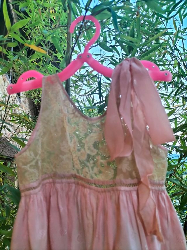 Vestido de bebé, seda bordada, años 20.