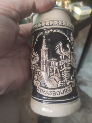 colección de jarras de cerveza alemana con música