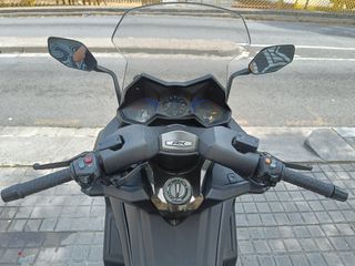Kymco AK 550