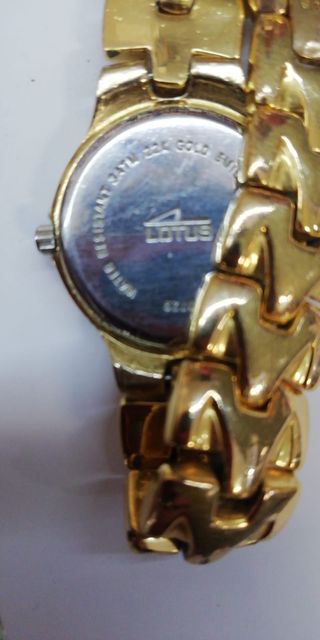 Reloj Lotus bañado en oro