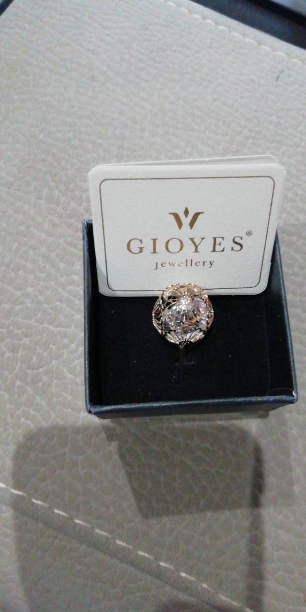 Anello da donna con pietra di strass