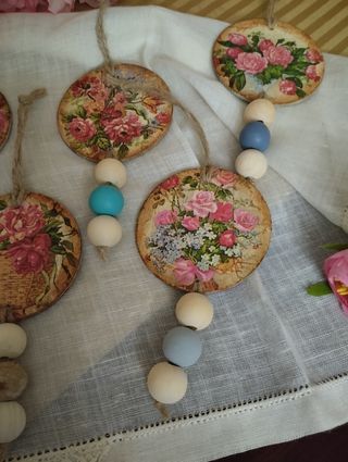 Colgantes con bolas de madera