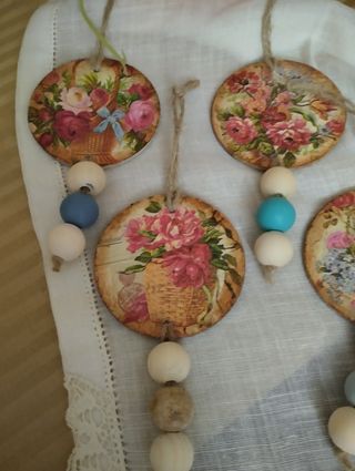 Colgantes con bolas de madera