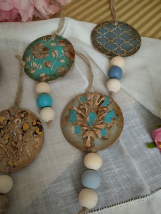 Colgantes con bolas de madera