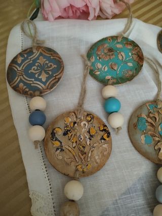 Colgantes con bolas de madera