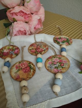 Colgantes con bolas de madera