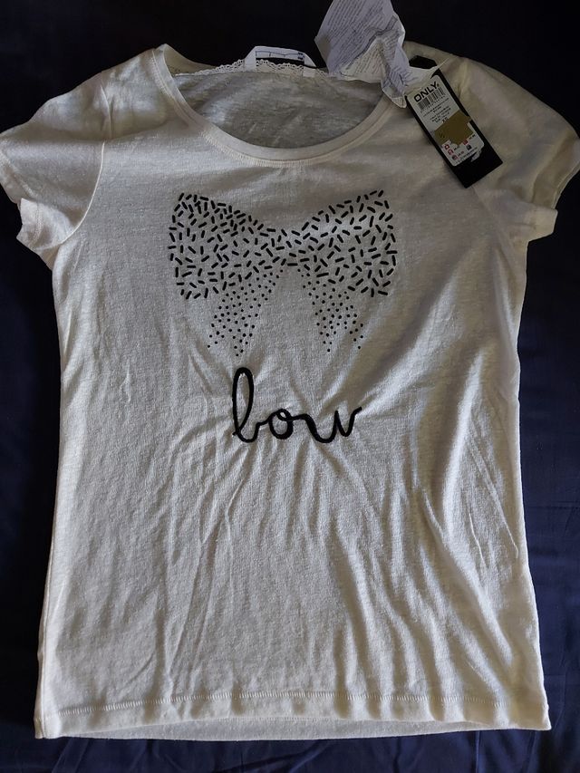 Camiseta nueva con dibujo de lazo