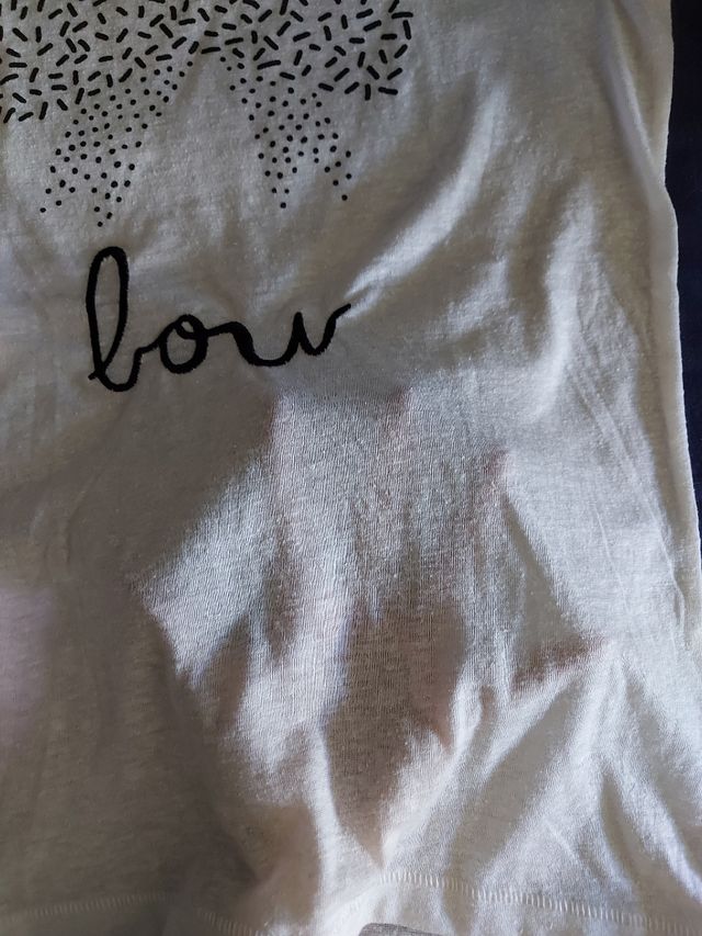 Camiseta nueva con dibujo de lazo