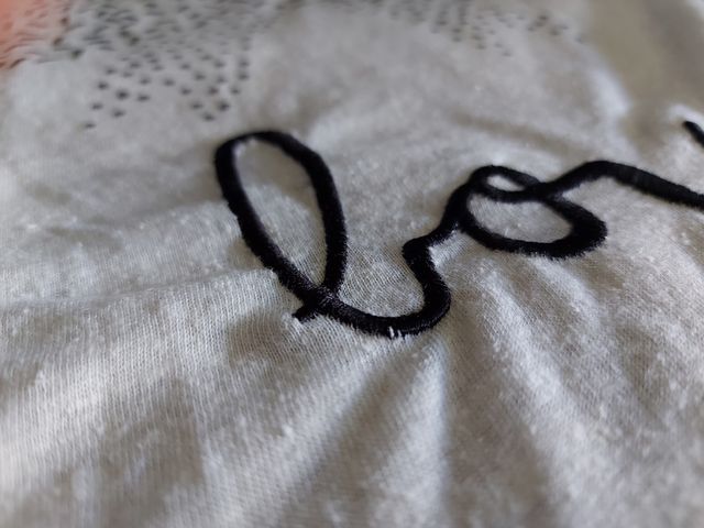 Camiseta nueva con dibujo de lazo