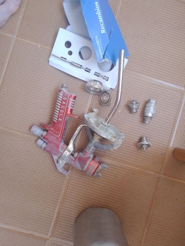 Pistola pintar Sagola con cubeta, boquillas y una