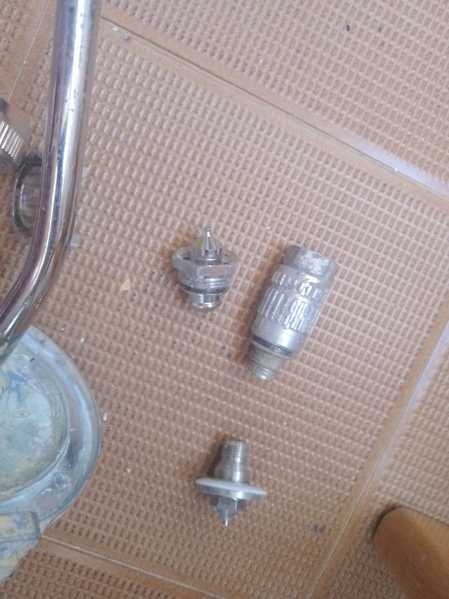 Pistola pintar Sagola con cubeta, boquillas y una