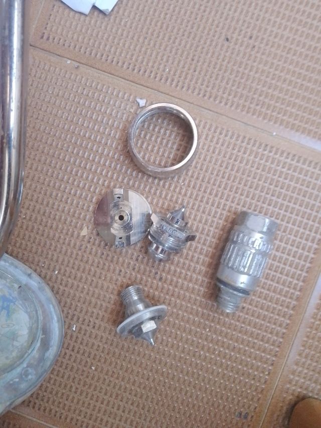 Pistola pintar Sagola con cubeta, boquillas y una