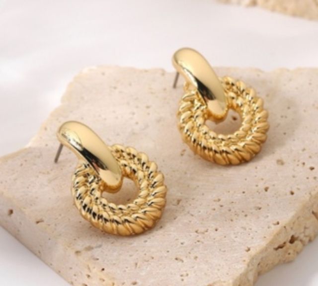 Pendientes a 2 € el par, caracoleado de acero.