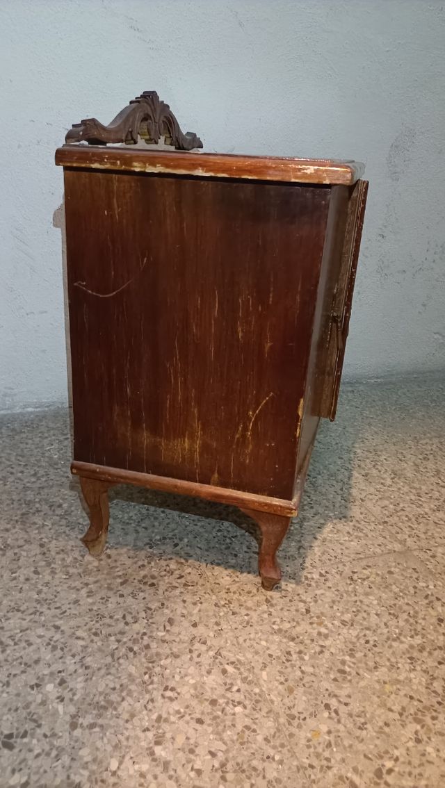 Mesita de noche antigua