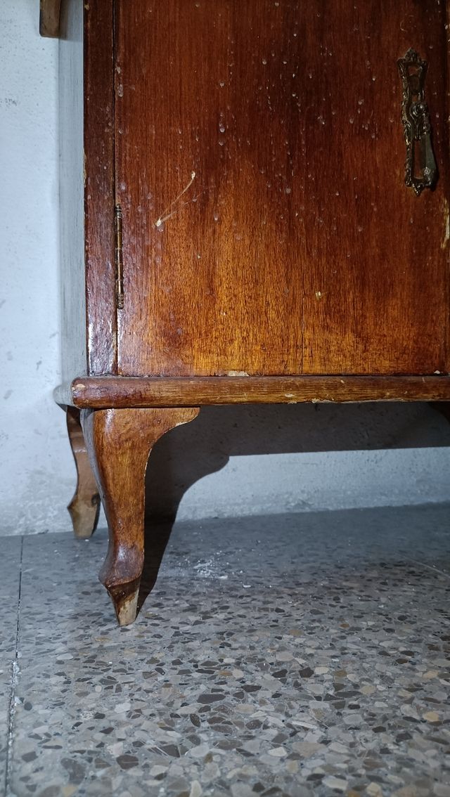 Mesita de noche antigua