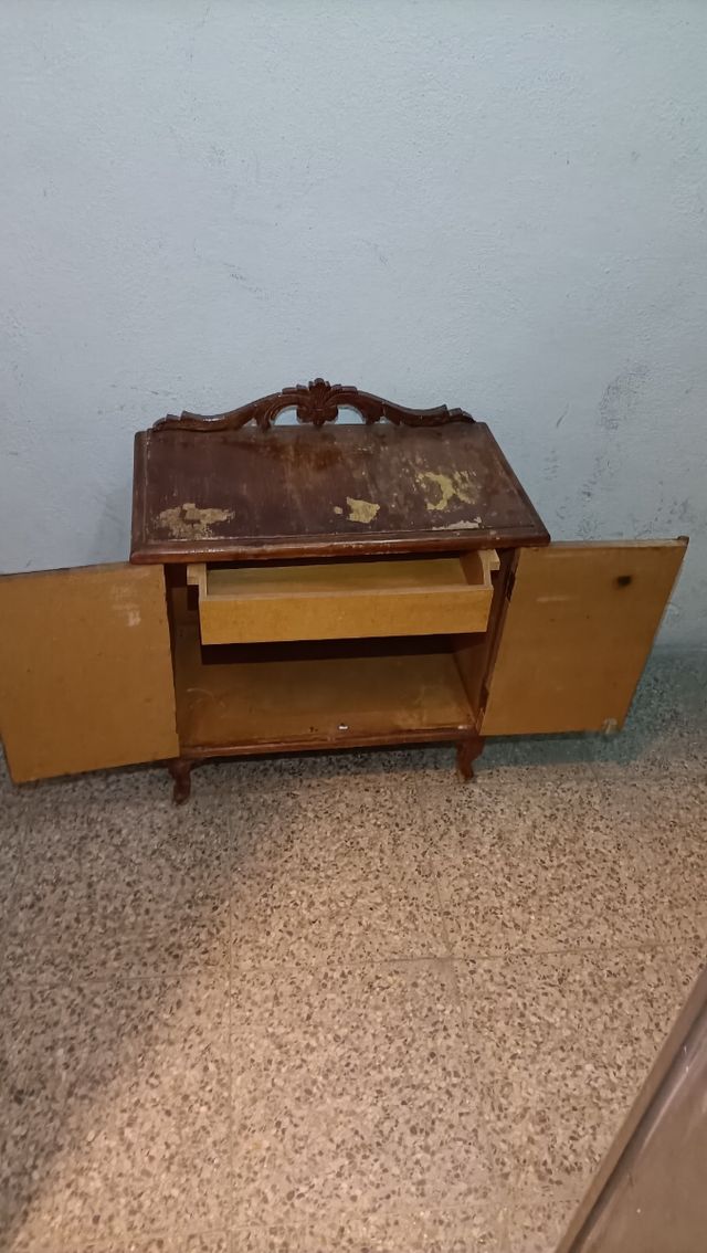 Mesita de noche antigua