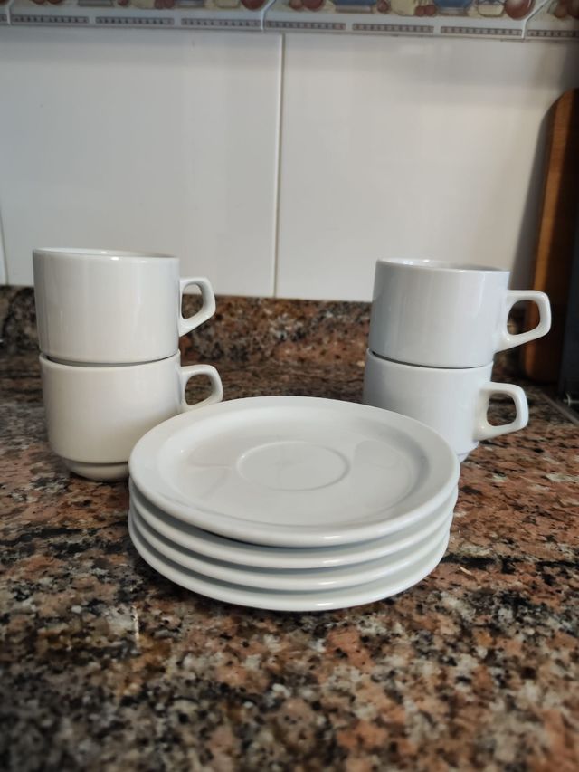 lote de tazas y platos