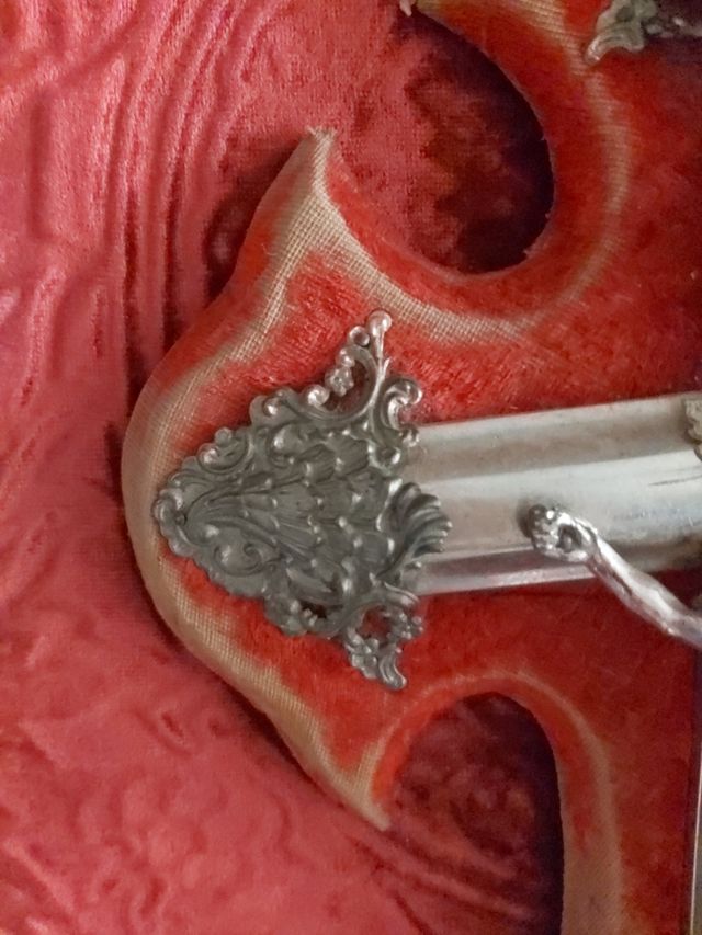 Crocifisso  in metallo  argentato  .