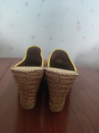 Alpargata cuña amarilla