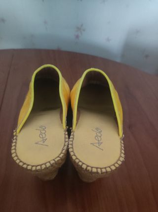 Alpargata cuña amarilla