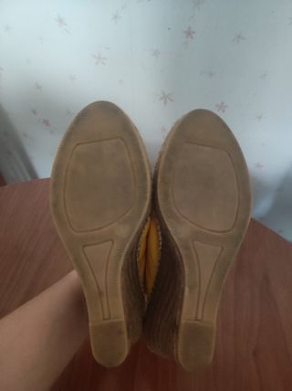 Alpargata cuña amarilla