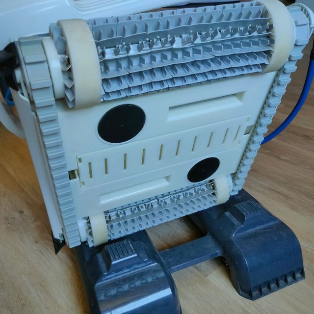 Robot limpiafondos de piscina